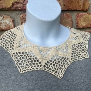 DEMURE MINDFUL 🤣  VINTAGE CROCHET LACE PETER PAN COLLAR